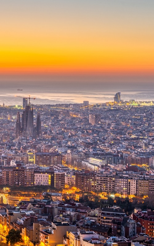 Atardecer sobre Barcelona con la Sagrada Família y el mar al fondo